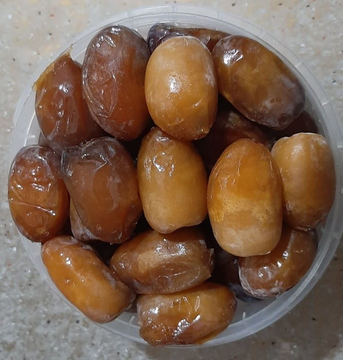 خرما زاهدی عسلی دارای گوشتی غنی و لطیف