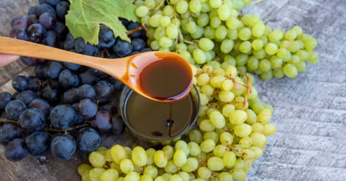 شیره انگور سیاه غلیظ محلی برگرفته از میوه های تاکستان