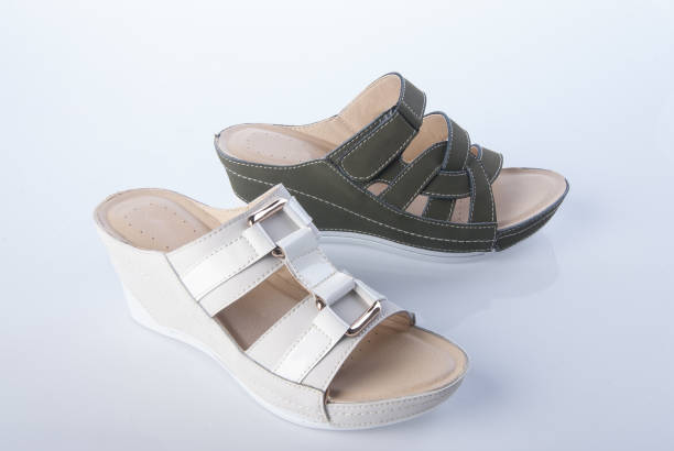 تصویر 1 از صندل چرم زنانه با زیره لاستیکی ضد لغزش و بادوام