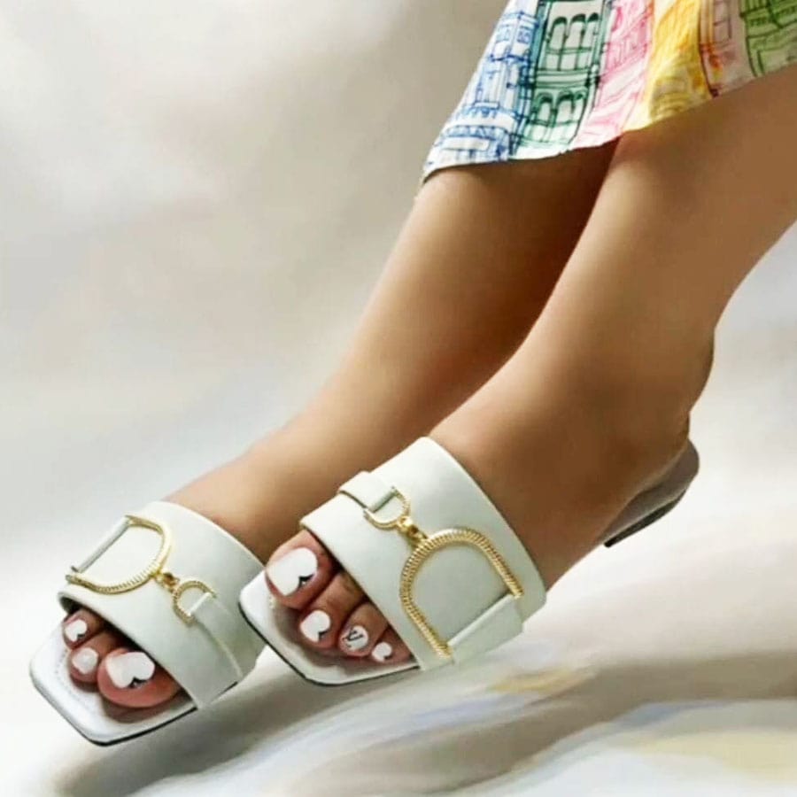 تصویر 1 از صندل دیور با بند کراس طرح لوگو برای ظاهری مدرن و جذاب