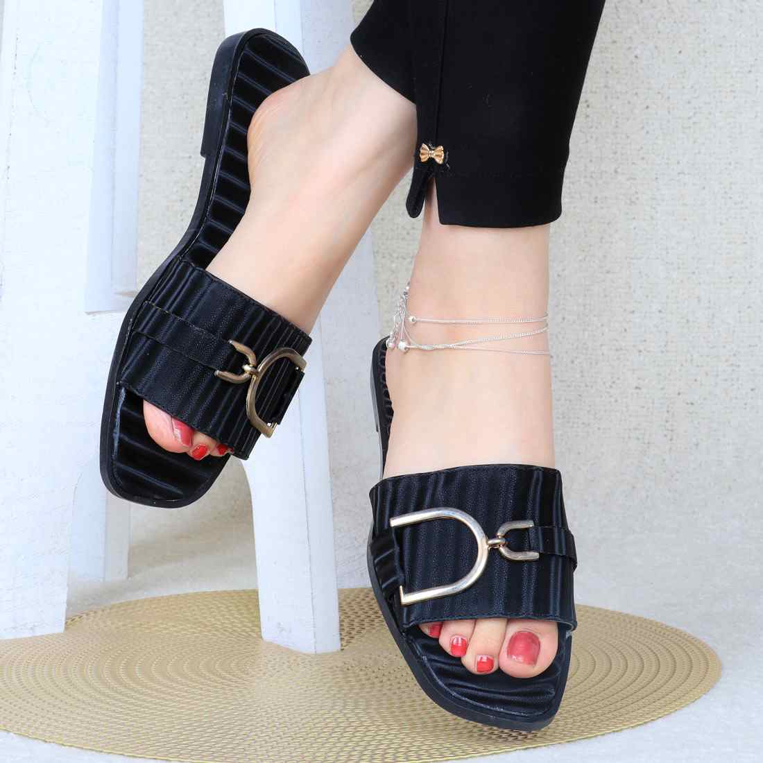 تصویر 2 از صندل دیور با بند کراس طرح لوگو برای ظاهری مدرن و جذاب