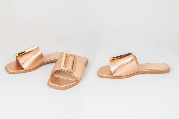 تصویر 3 از صندل دیور با بند کراس طرح لوگو برای ظاهری مدرن و جذاب