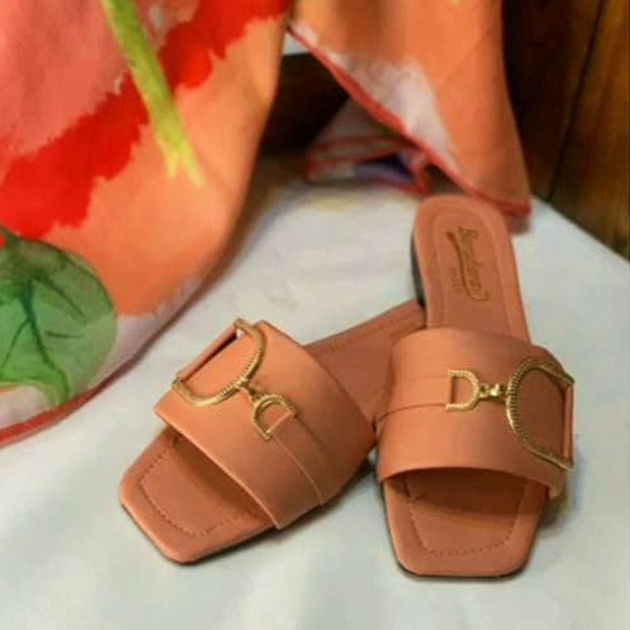 تصویر 5 از صندل دیور با بند کراس طرح لوگو برای ظاهری مدرن و جذاب