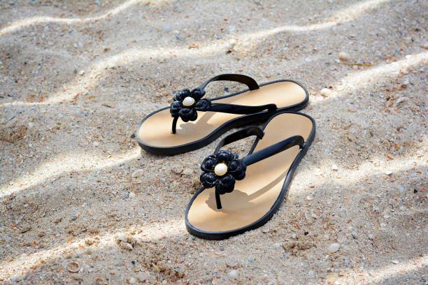 تصویر 5 از صندل دخترانه مشکی با کفی طبی ارگونومیک مناسب استایل روزمره