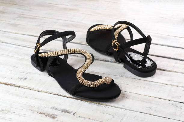 تصویر 2 از صندل دخترانه مشکی با کفی طبی ارگونومیک مناسب استایل روزمره