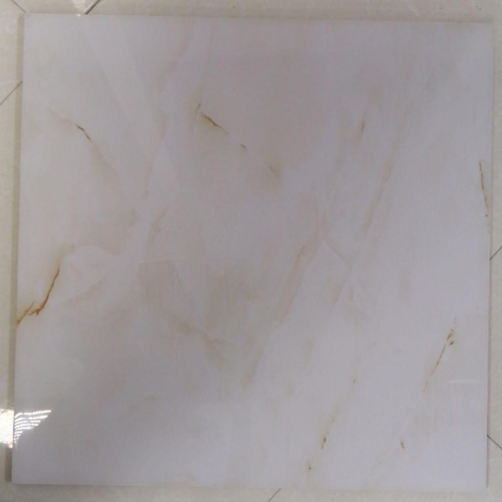 کاشی طرح دار سفید با سطح روشن مناسب فضا های کوچک