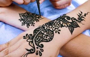 تصویر 1 از حنا طراحی قهوه ای سنتی ایرانی با رنگ‌ دهی طبیعی و ماندگار