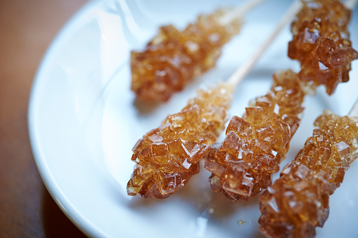 تصویر 4 از نبات قهوه ای خالص در وزن‌ ها و بسته‌ بندی‌ های متنوع