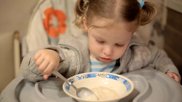 تصویر 1 از سویق کودک آی بانو با طعم های مختلف موز و توت فرنگی و غلات