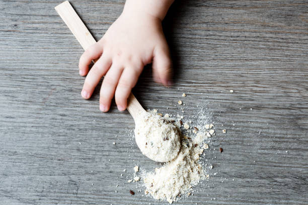 تصویر 2 از سویق کودک آی بانو با طعم های مختلف موز و توت فرنگی و غلات