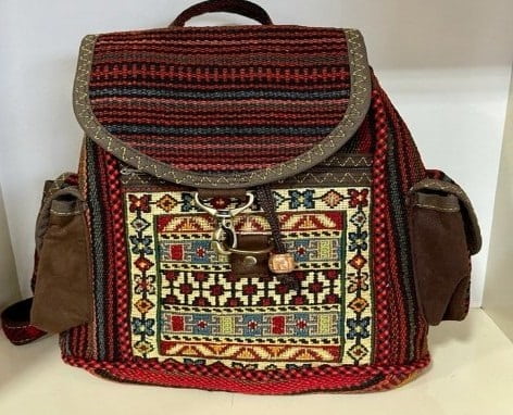 تصویر 3 از کیف گلیمی دوشی با فرم متعادل و تناسب مناسب برای حرکت روزانه