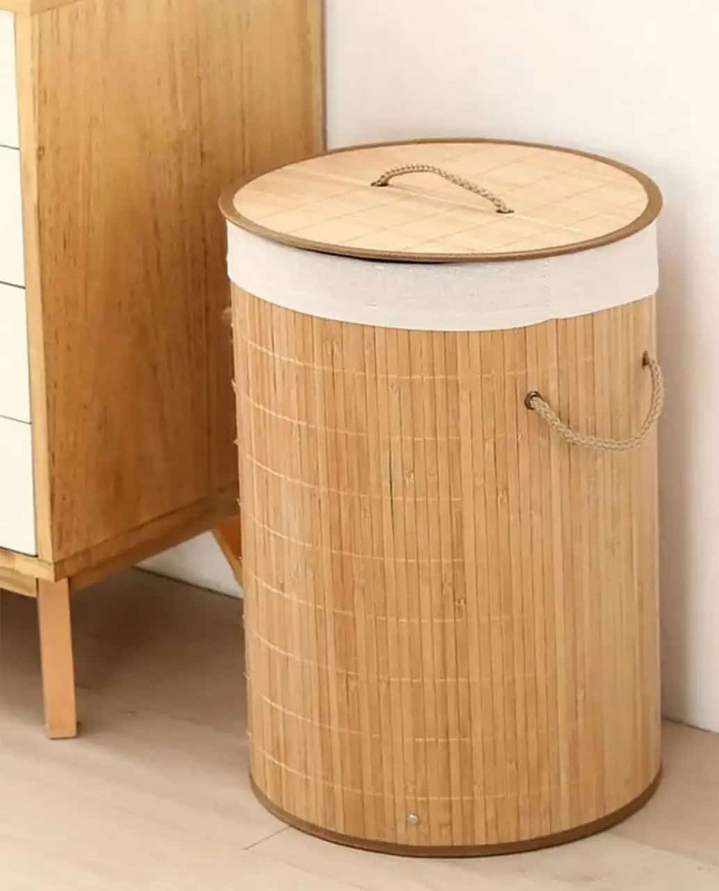 تصویر 4 از سبد لاندری حصیری استوانه ای با طراحی ساده و مدرن