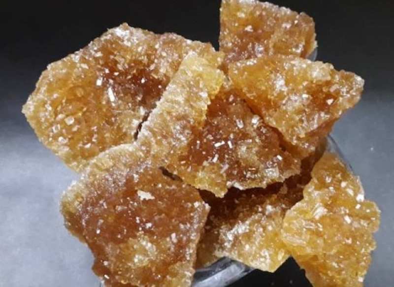 نبات قهوه ای نیشکر با رنگ جذاب و بدون افزودنی مضر