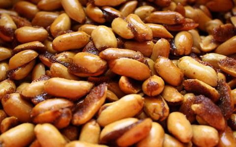 بادام زمینی تنوری تازه و خوش طعم برای آجیل