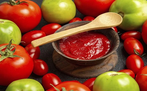 تصویر 2 از رب گوجه‌ فرنگی آدرینا با بافت نرم و یکدست بدون ته‌ نشینی در غذا