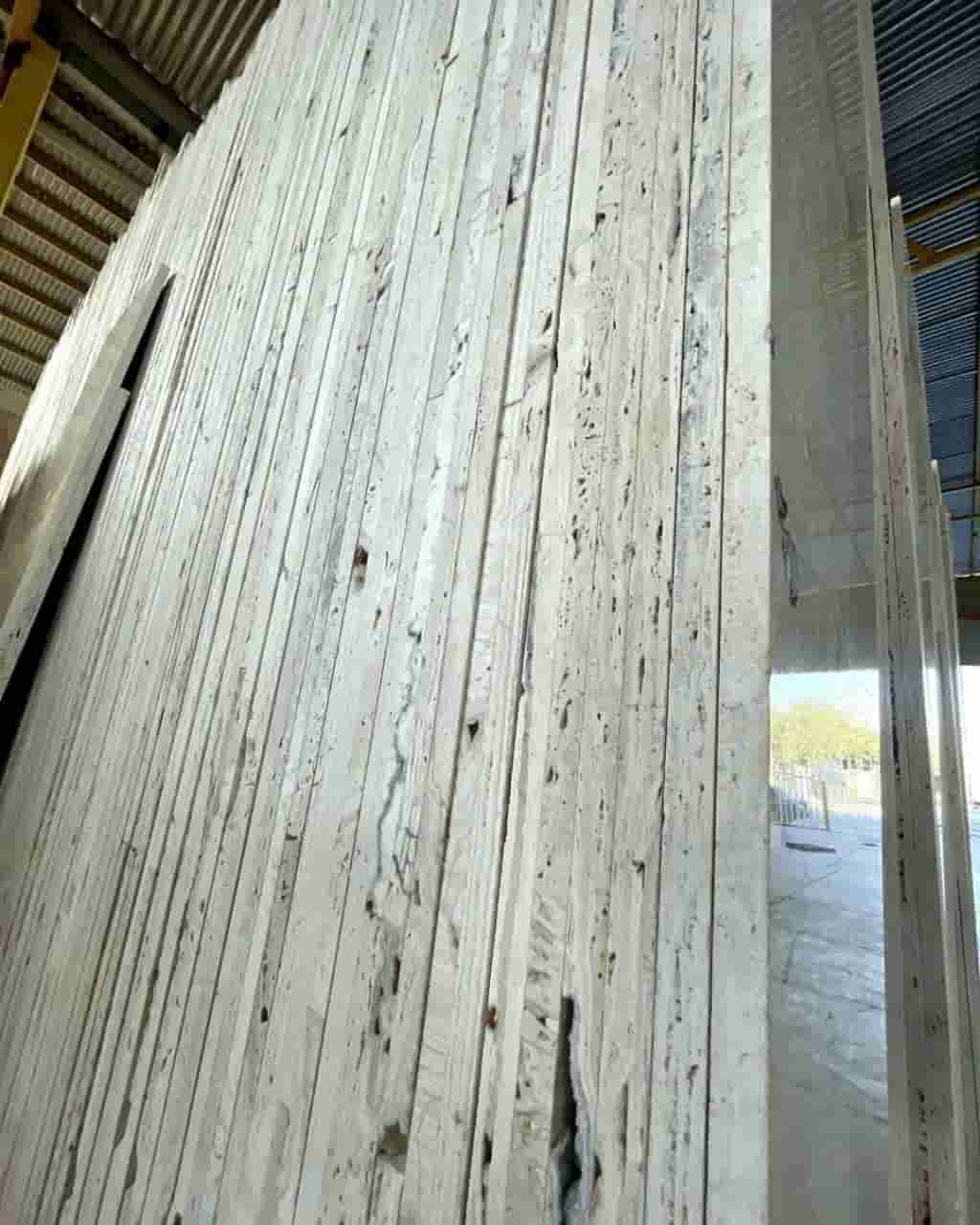 تصویر 1 از سنگ تراورتن عباس آباد با زمینه یکنواخت استخوانی