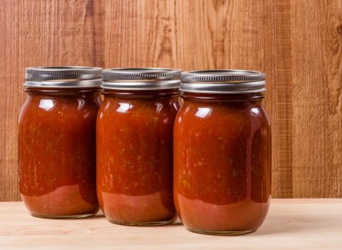 رب گوجه‌ فرنگی شیشه ای با بسته‌ بندی مقاوم مناسب نگهداری طولانی‌