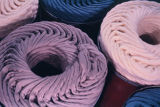 تصویر 3 از نخ ابریشم ضخیم چهار رشته ای مخصوص دوخت لباس های مجلسی