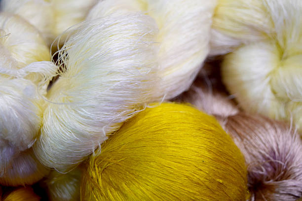 تصویر 2 از نخ ابریشم ضخیم چهار رشته ای مخصوص دوخت لباس های مجلسی