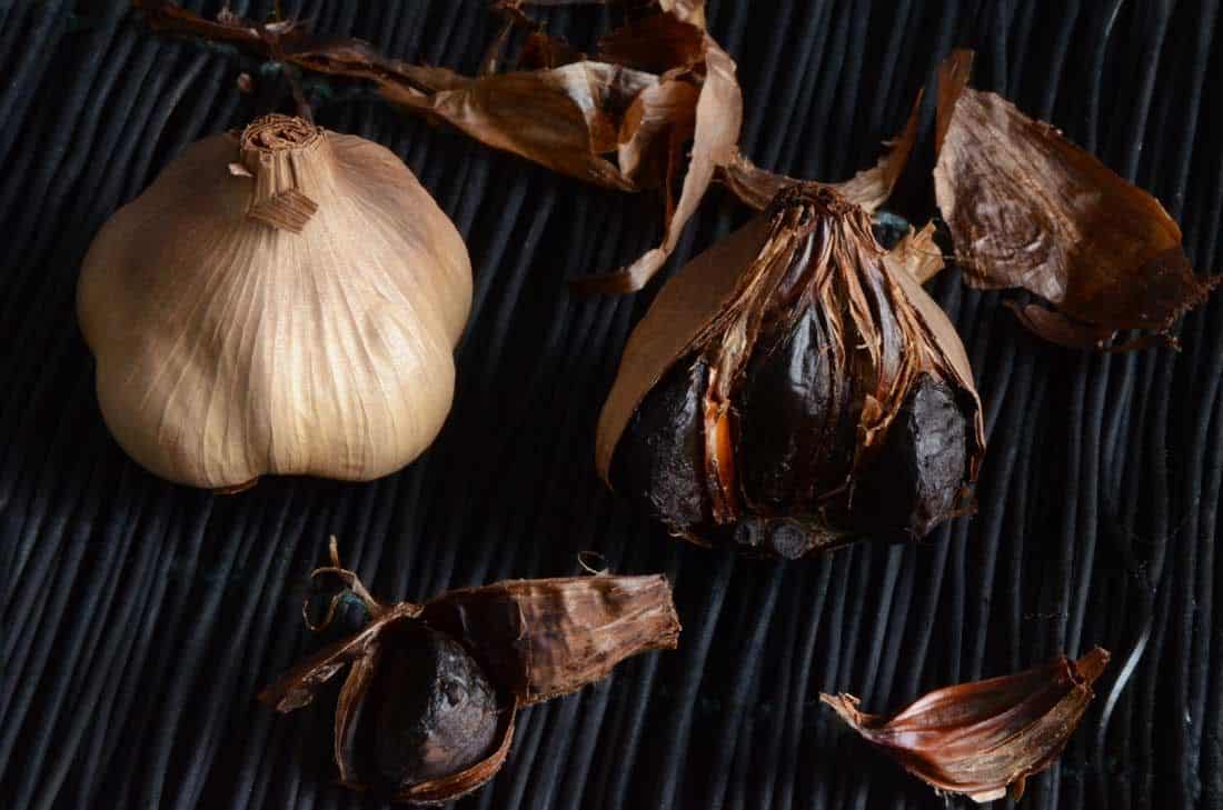 تصویر 4 از سیر سیاه خشک با بافت متراکم و خوش طعم