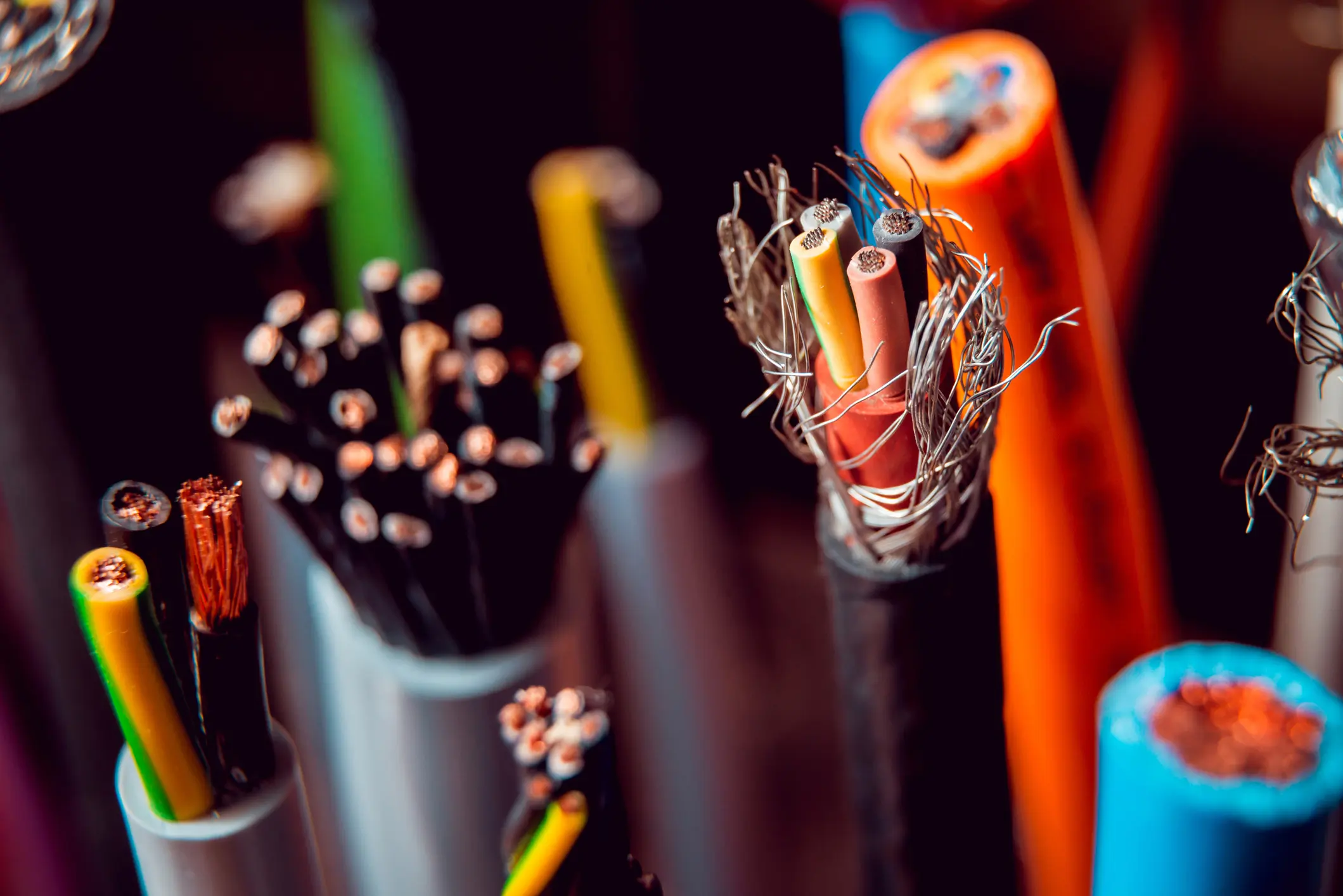 تصویر 4 از سیم برق زیتون با طراحی متعادل و ایمنی مناسب