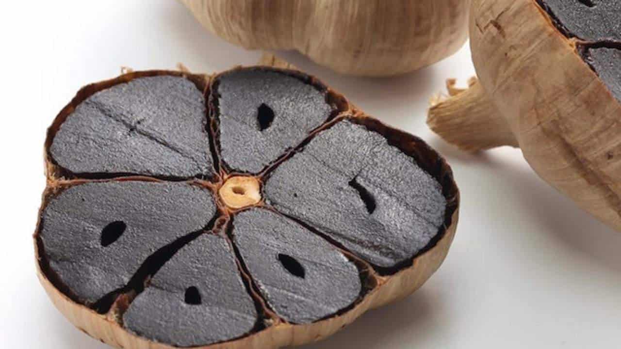 تصویر 3 از سیر سیاه ستین با بافت نرم و طعمی غنی