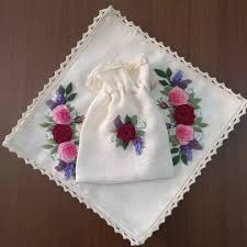 تصویر 2 از سجاده گلدوزی با دست الگوی گل‌ دار و بر جسته