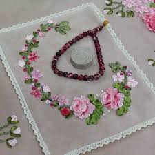 تصویر 4 از سجاده گلدوزی با دست الگوی گل‌ دار و بر جسته