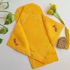 تصویر 1 از جانماز زرد بافته شده از نخ‌ طلایی