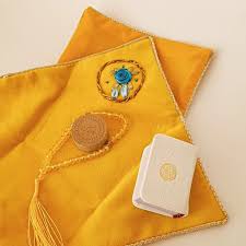 تصویر 2 از جانماز زرد بافته شده از نخ‌ طلایی