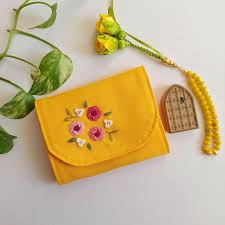 تصویر 3 از جانماز زرد بافته شده از نخ‌ طلایی