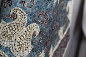 تصویر 1 از سجاده ترمه سرمه دوزی شده با الهام از طرح‌ های طبیعت