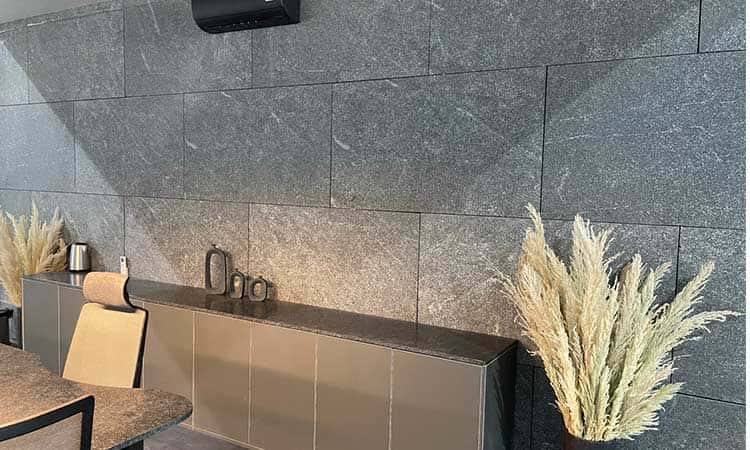 تصویر 4 از سنگ گرانیت مشکی با سطح صیقلی و کیفیت مقاوم