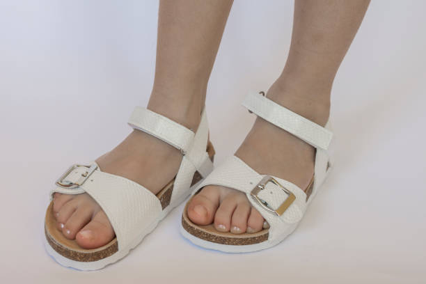 تصویر 4 از صندل دخترانه سفید با زیره فوم مموری برای راحتی تمام روز