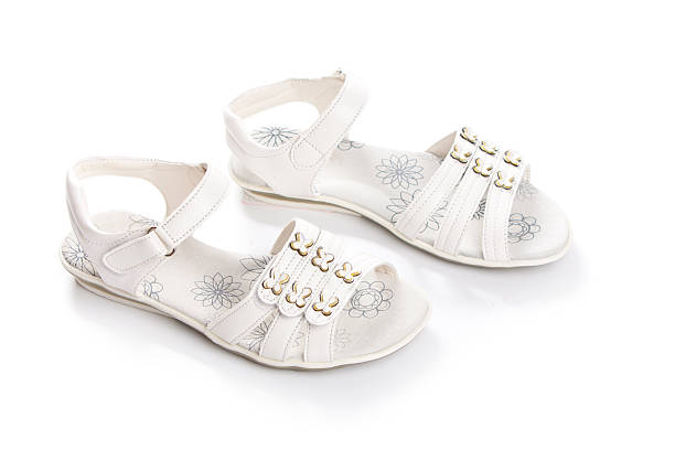 تصویر 3 از صندل دخترانه سفید با زیره فوم مموری برای راحتی تمام روز