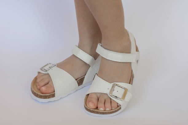 تصویر 1 از صندل دخترانه سفید با زیره فوم مموری برای راحتی تمام روز