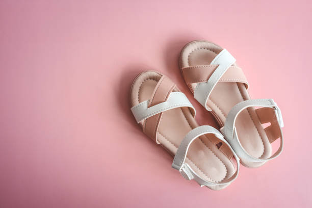 صندل دخترانه تابستانی با بند های کراس روی پا و طراحی باز و خنک