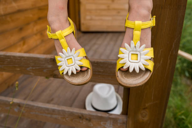 تصویر 4 از صندل دخترانه تابستانی با بند های کراس روی پا و طراحی باز و خنک