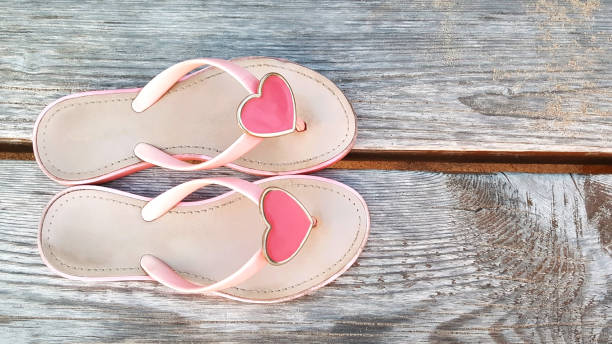 تصویر 2 از صندل دخترانه تابستانی با بند های کراس روی پا و طراحی باز و خنک