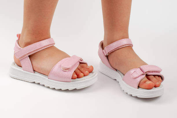 تصویر 1 از صندل دخترانه تابستانی با بند های کراس روی پا و طراحی باز و خنک