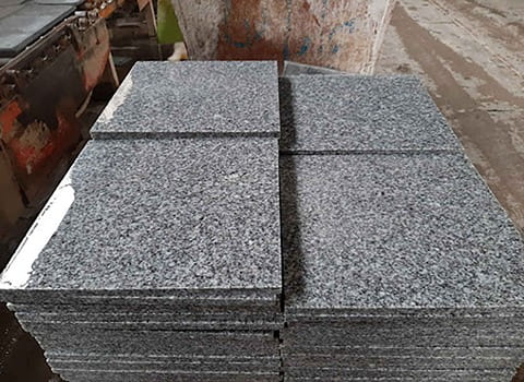 تصویر 2 از سنگ گرانیت طوسی با رنگ خنثی و هماهنگ