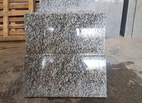 تصویر 3 از سنگ گرانیت طوسی با رنگ خنثی و هماهنگ