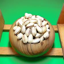 پسته اکبری خام با پوست محصول باغ‌ های محلی