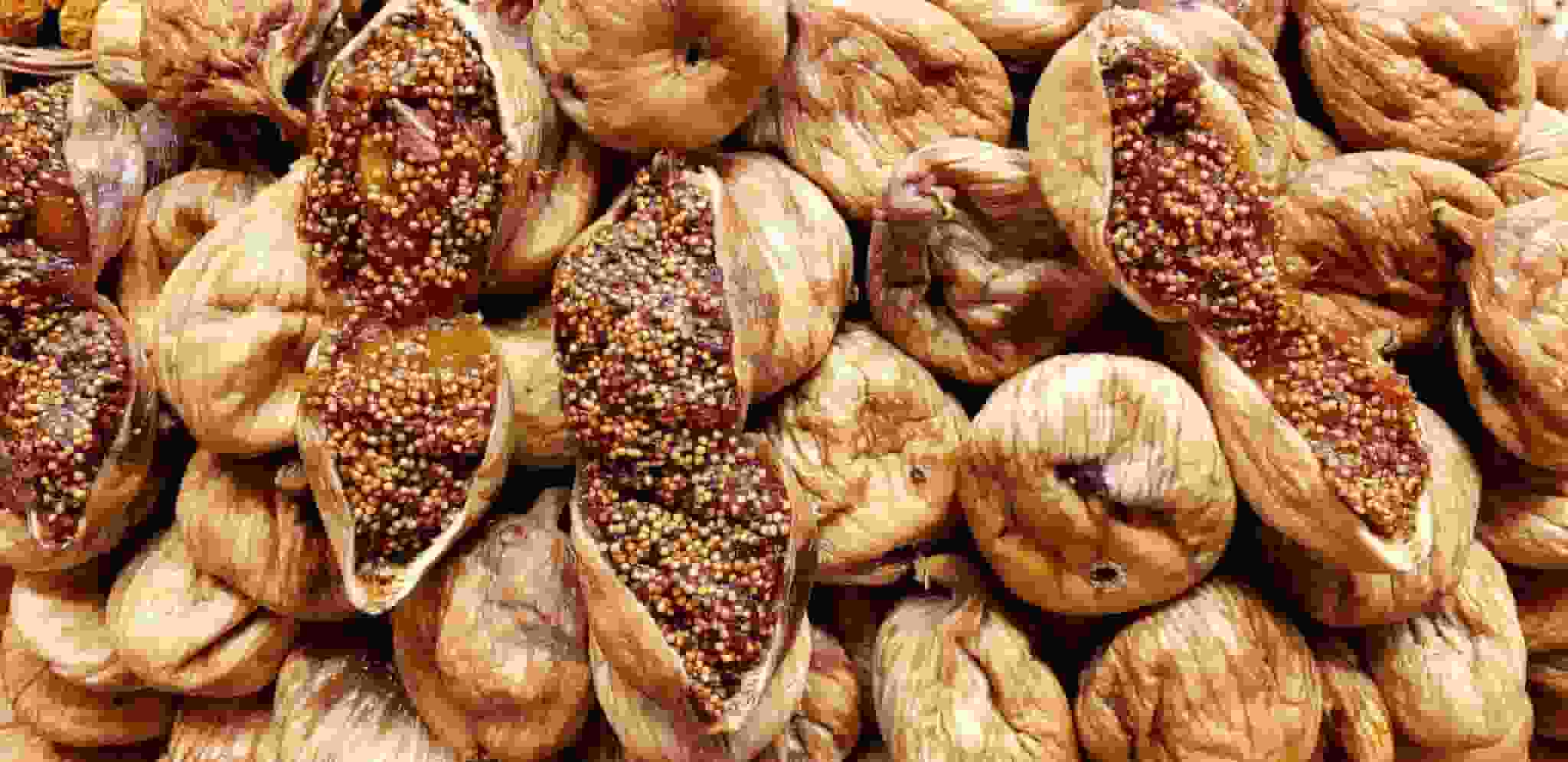 تصویر 2 از انجیر خشک قهوه ای با بافت طبیعی آفتاب دیده