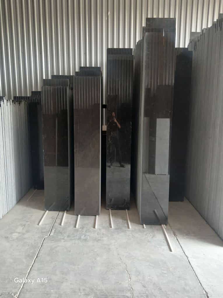 تصویر 3 از سنگ مرمریت مشکی عقیق گزینه‌ ای ایده‌ آل جهت دیواره لابی