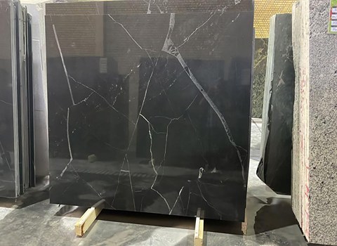 تصویر 3 از سنگ مرمریت مشکی با رگه سفید مناسب اجرای پروژه های لوکس