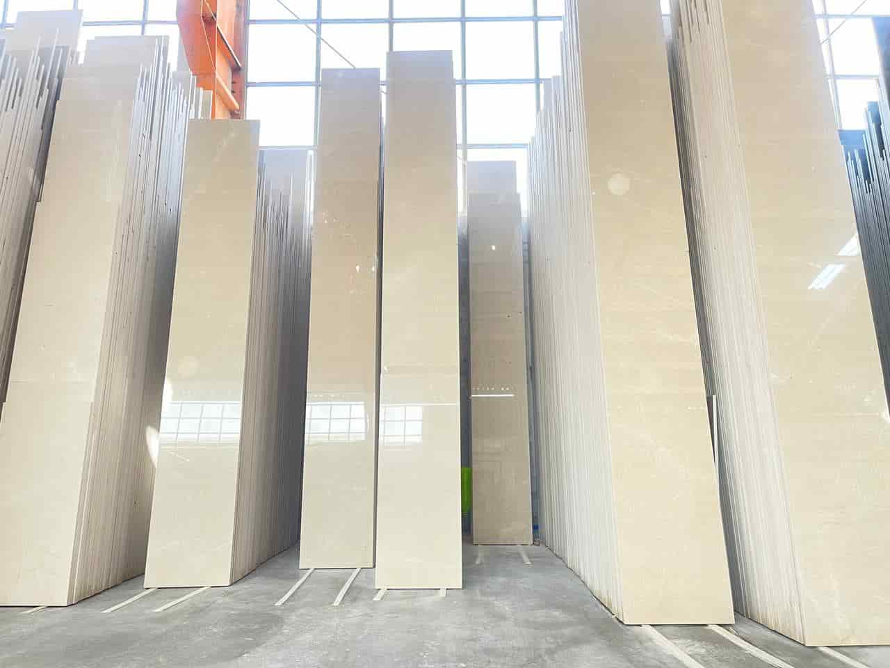 تصویر 3 از سنگ مرمریت هرسین سفید با ساختار آهکی فشرده