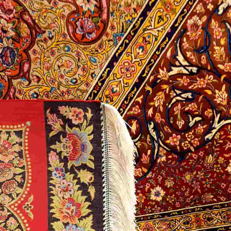 فرش ابریشمی ماشینی فرهی دارای بافت دقیق و نرم