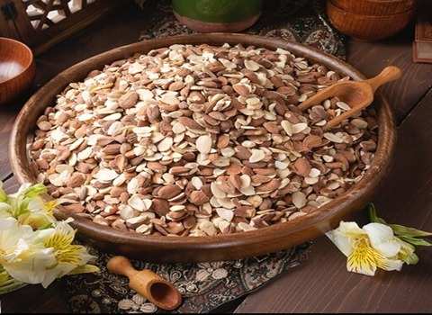 بادام درختی شکسته در بسته بندی اقتصادی مناسب کیک و شیرینی