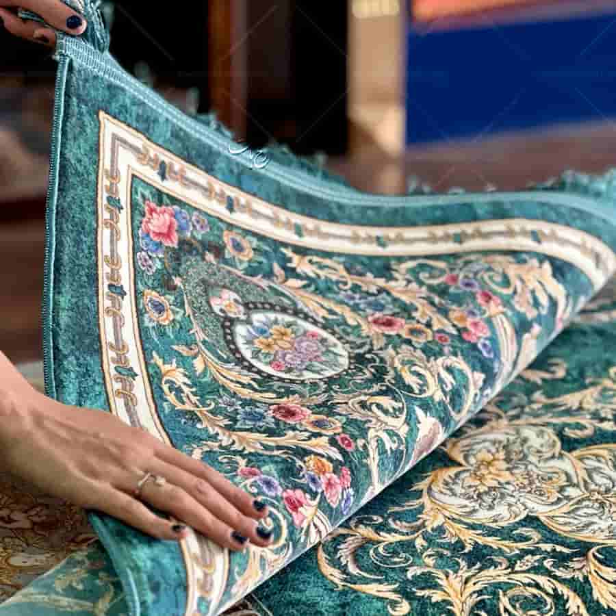 فرش ابریشمی ماشینی قیطران رنگ‌ بندی هماهنگ و نرم